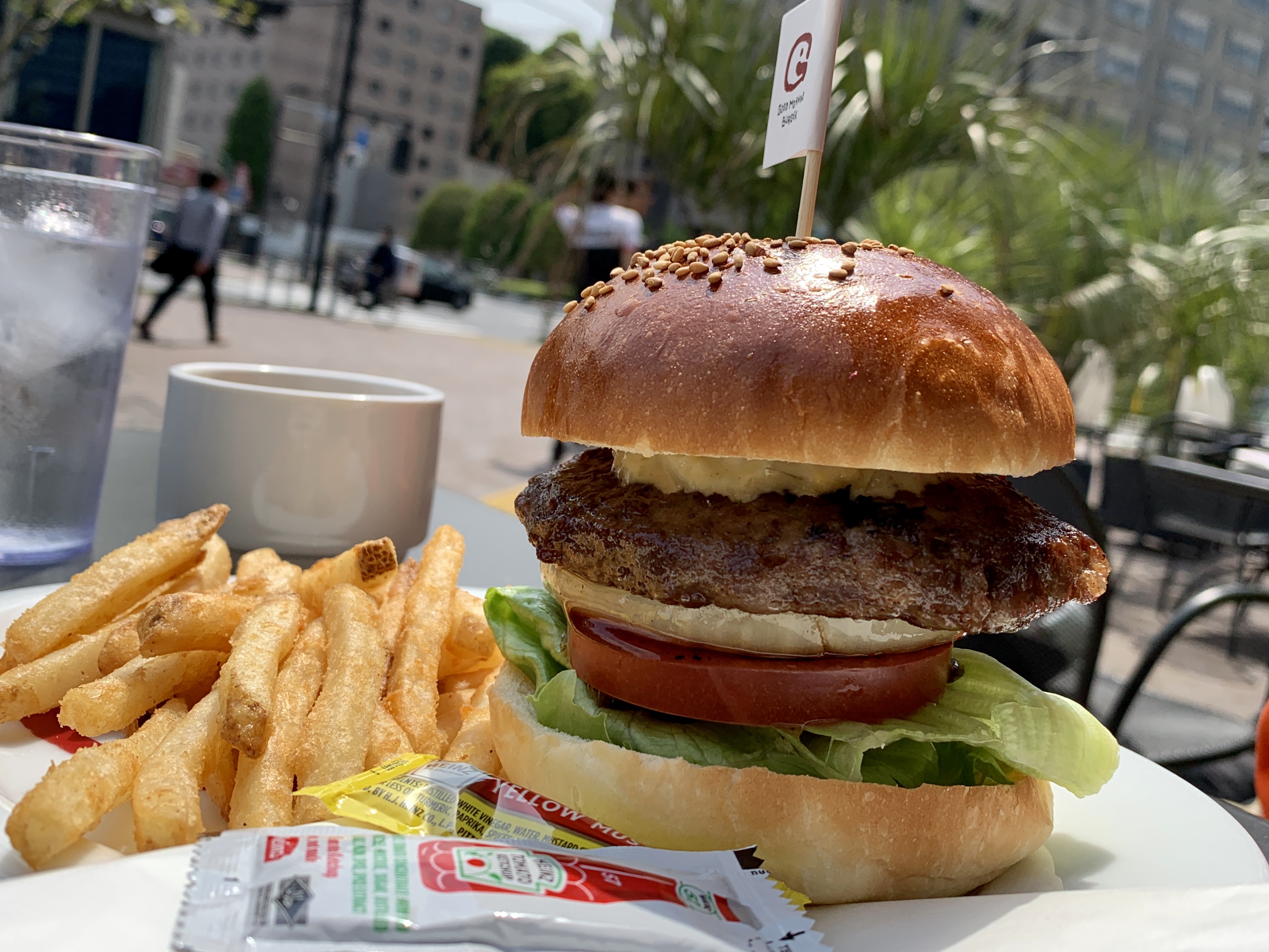 虎ノ門のおしゃれなオープンカフェ🍔