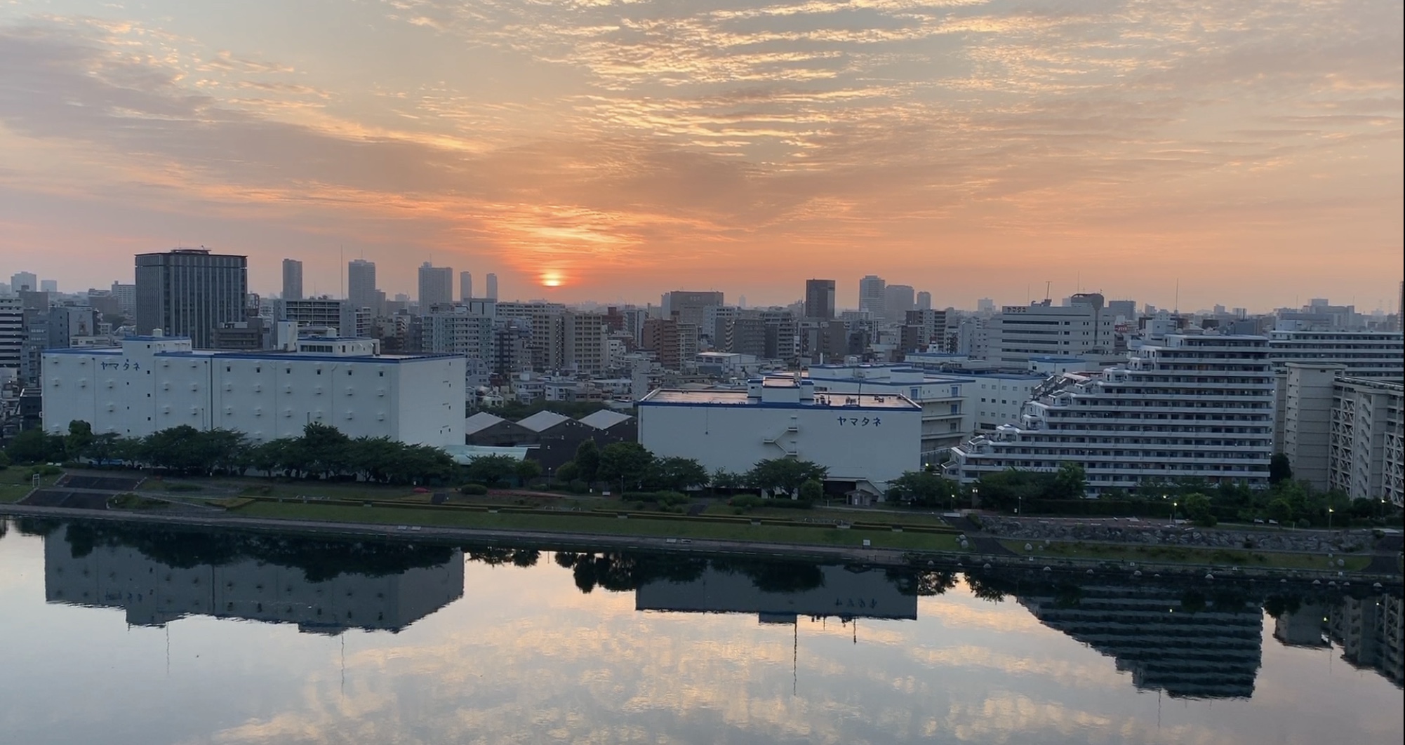 空も河も一体の夜明け