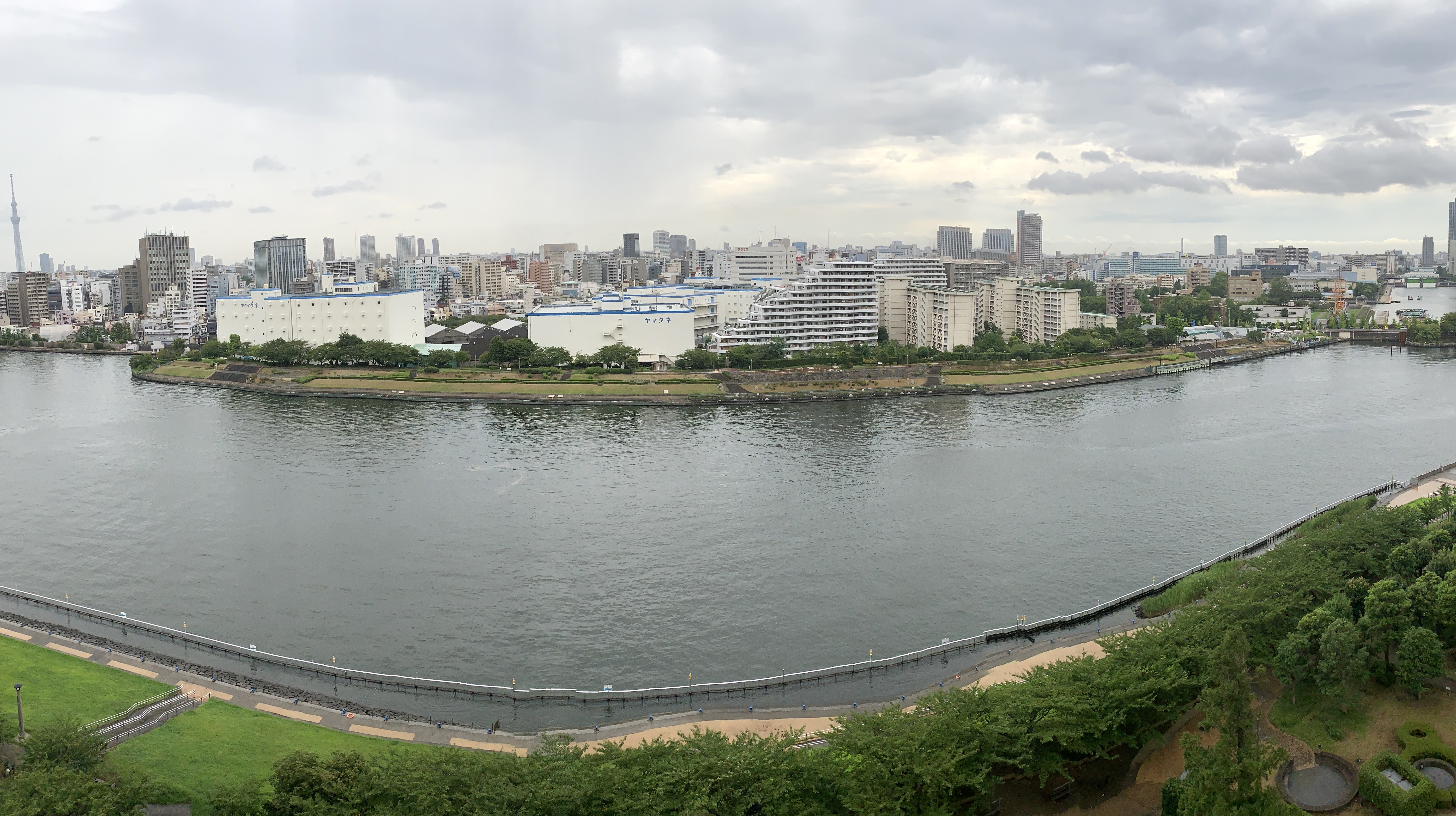 水色と明るいグレー雲☁️