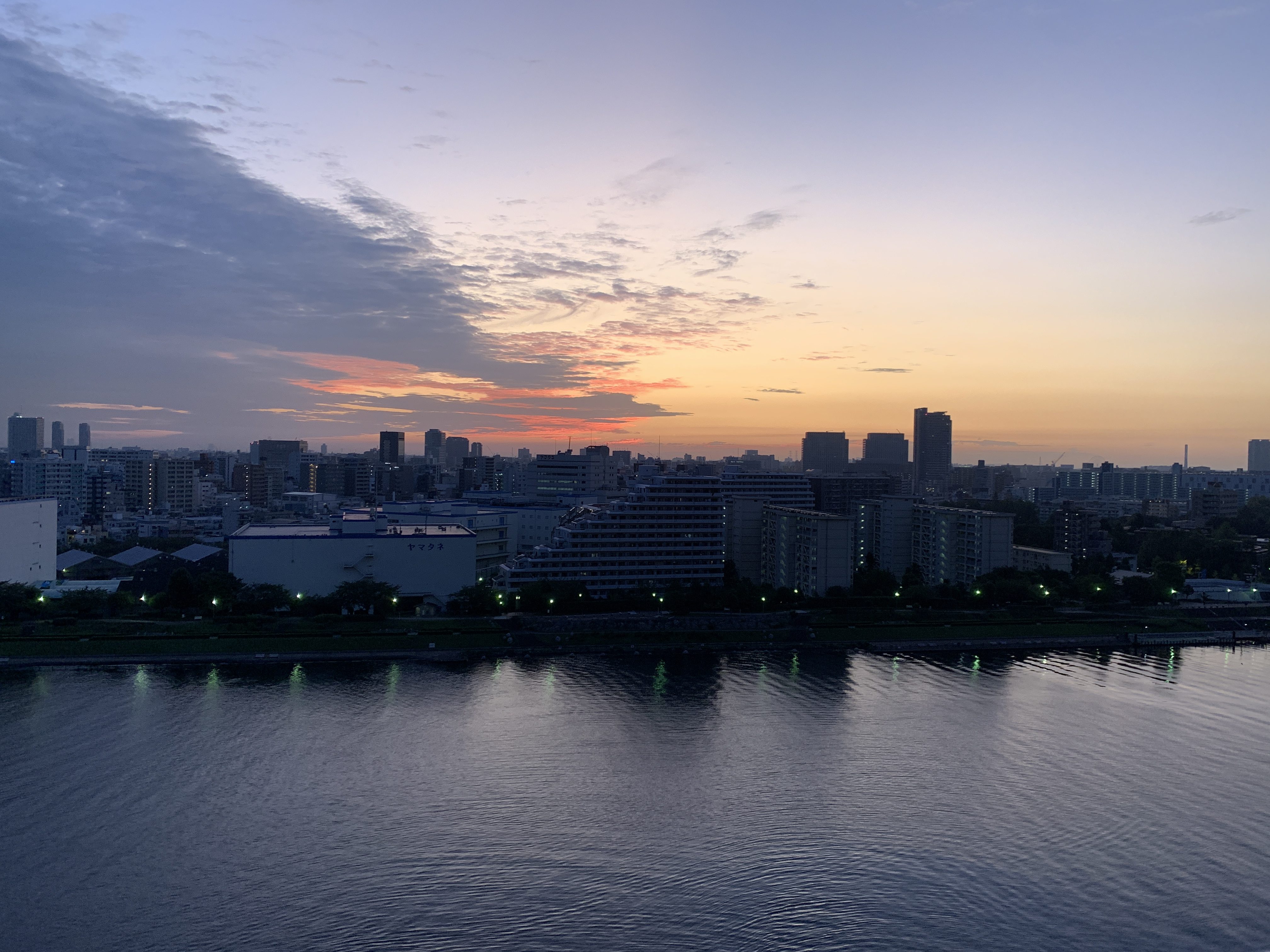 紫からオレンジの夜明け「言葉」