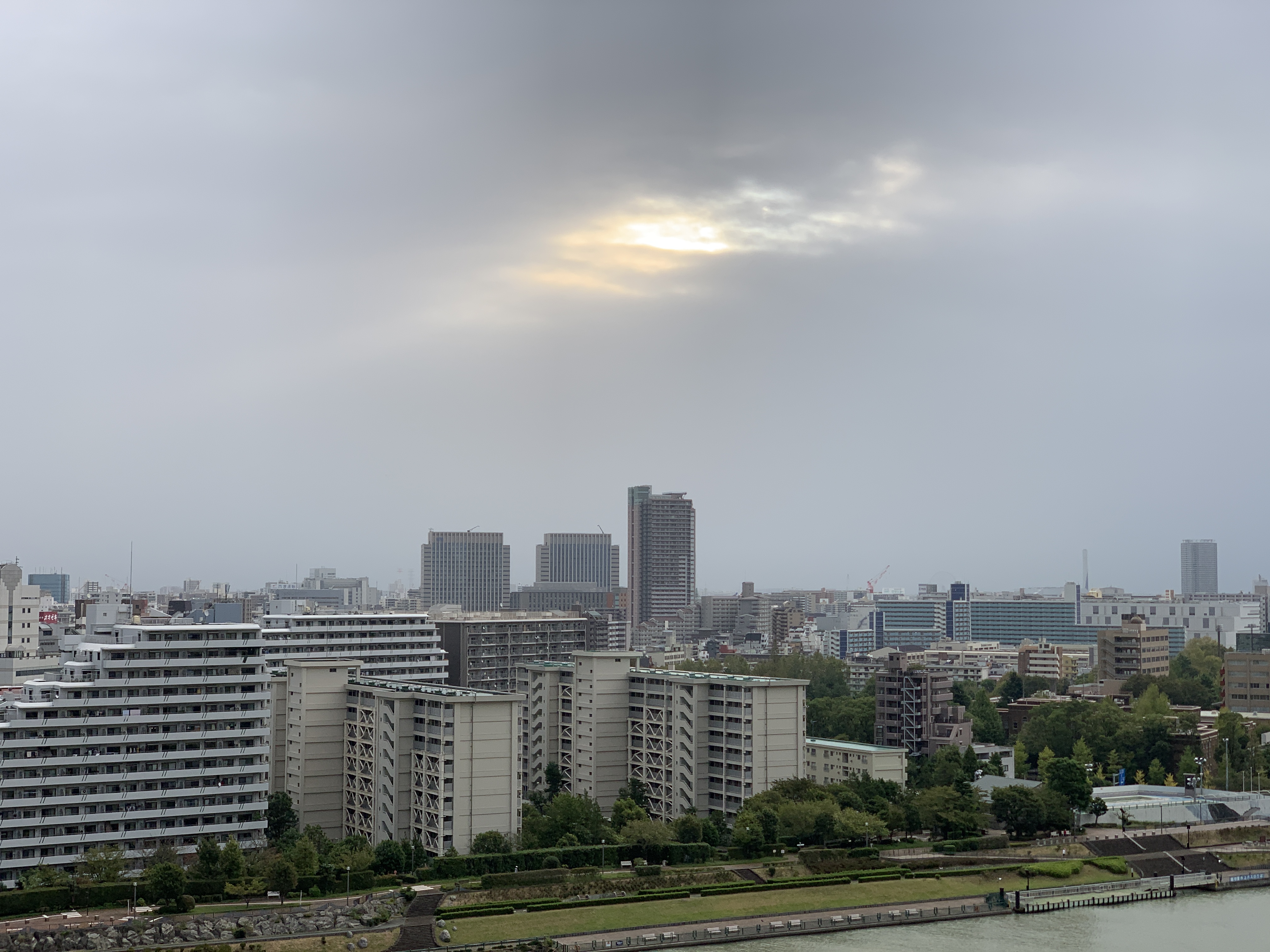 空も川も寒〜い朝「いい所は一つで十分」