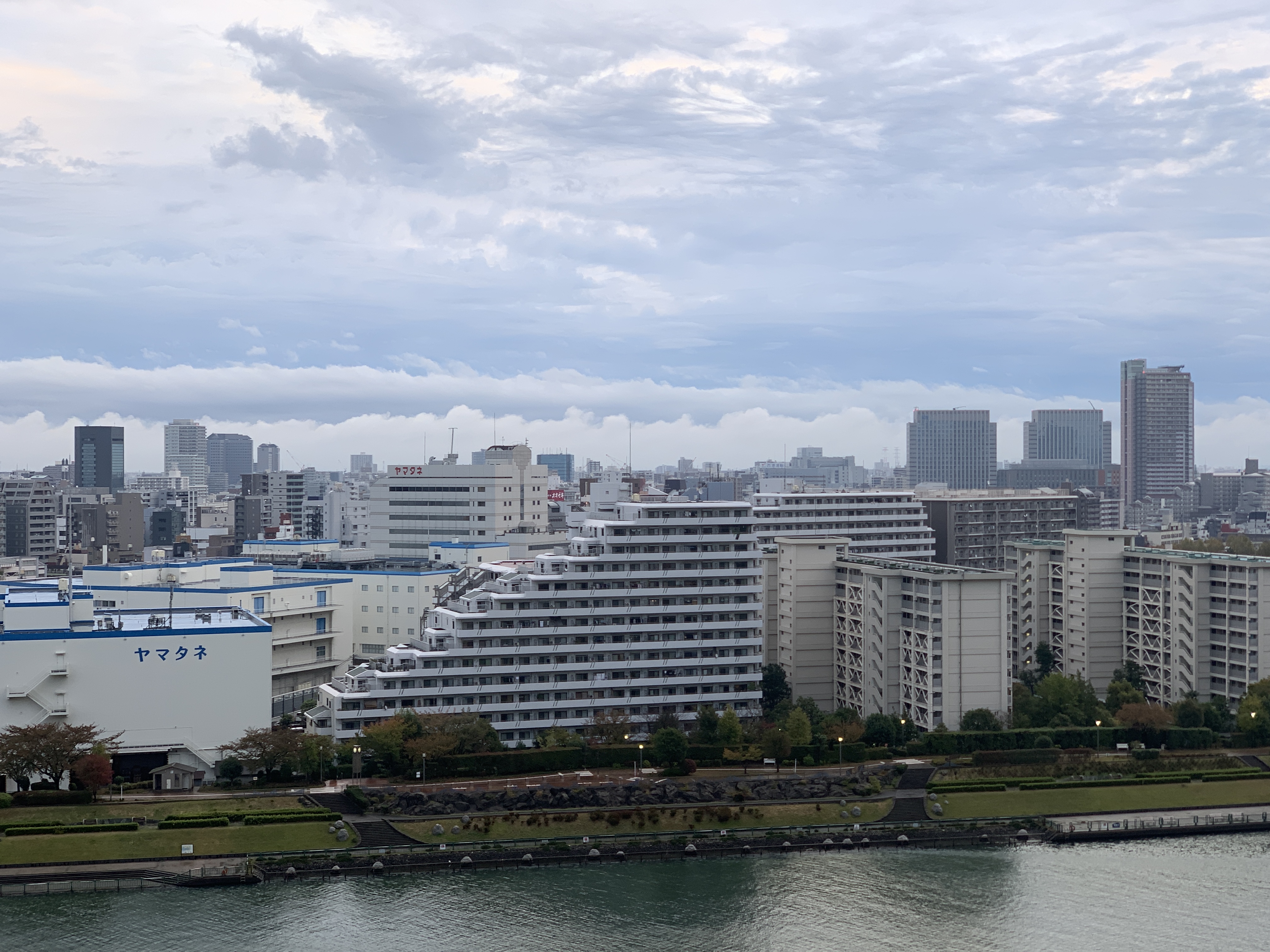 横一線に広がる雲「良いことを考えよう」