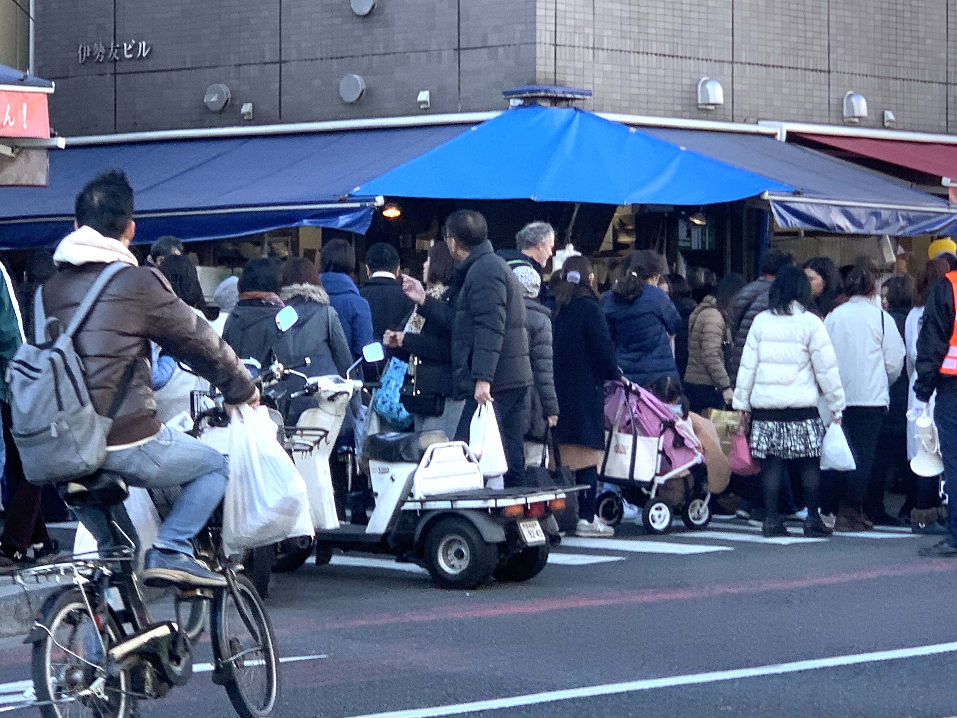 築地混んでます