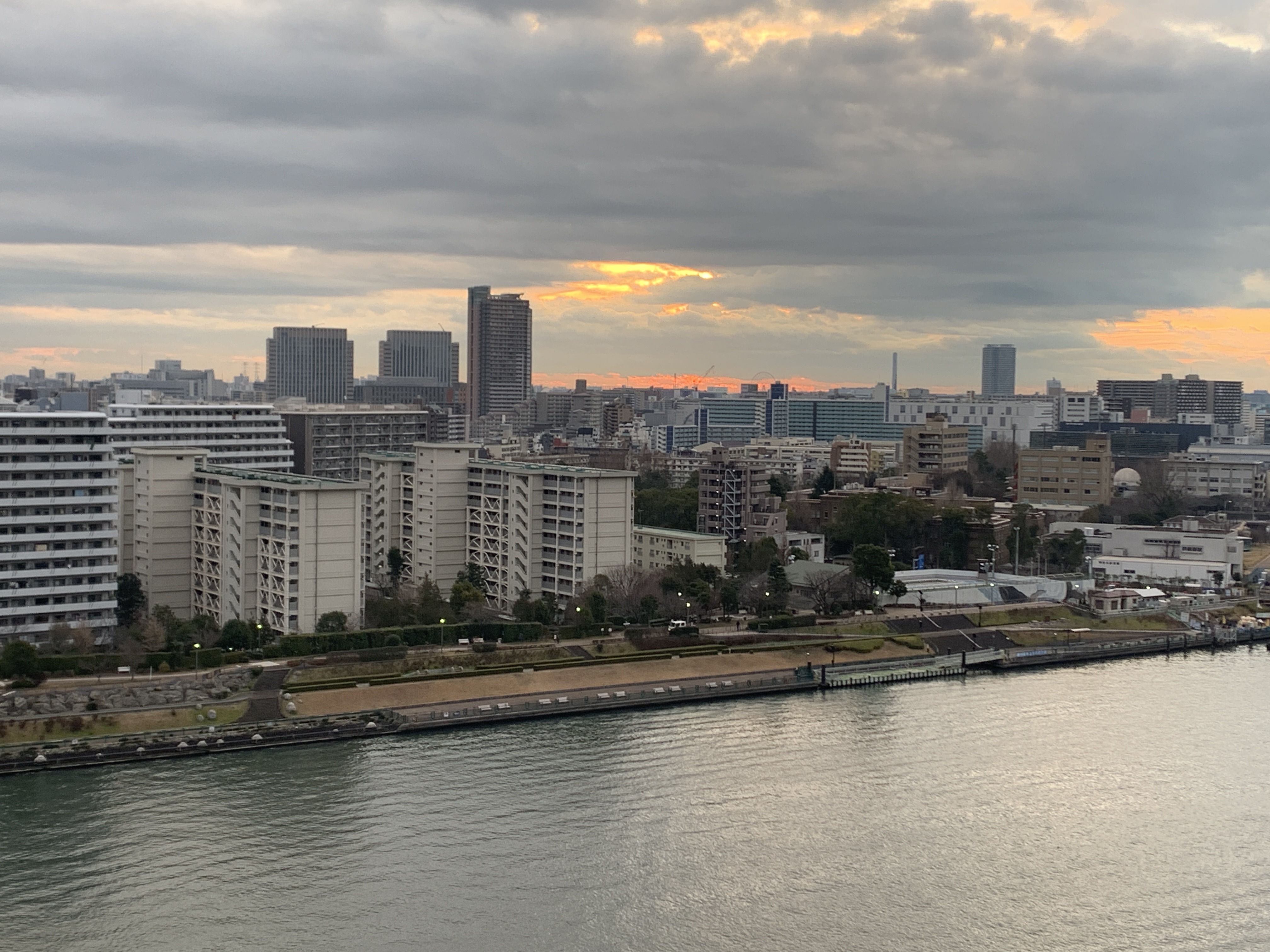 厚い雲の切れ間からお日様が「自分が変わると相手も変わる」