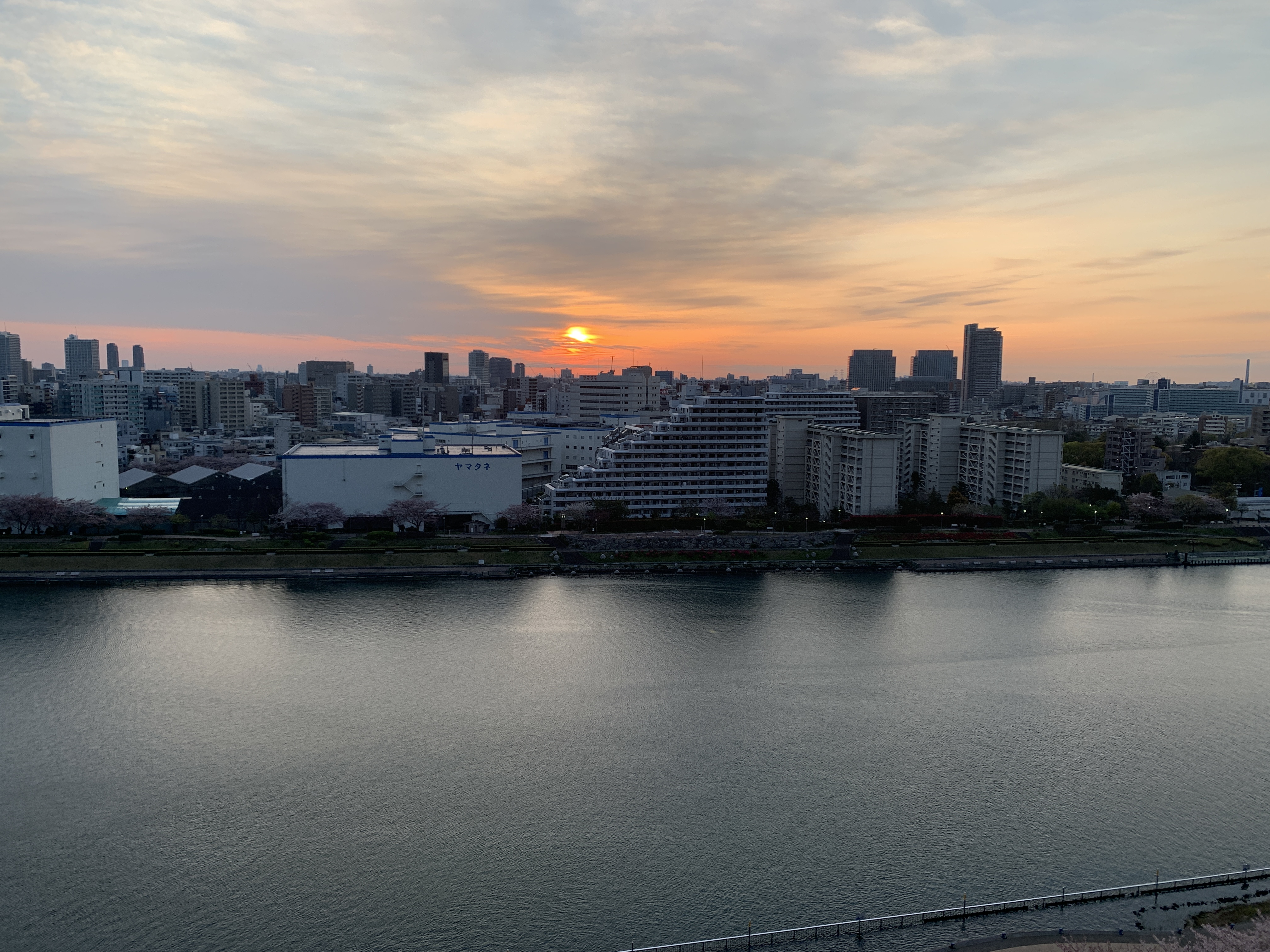 太陽と雲の優しいコントラスト「優しさ」