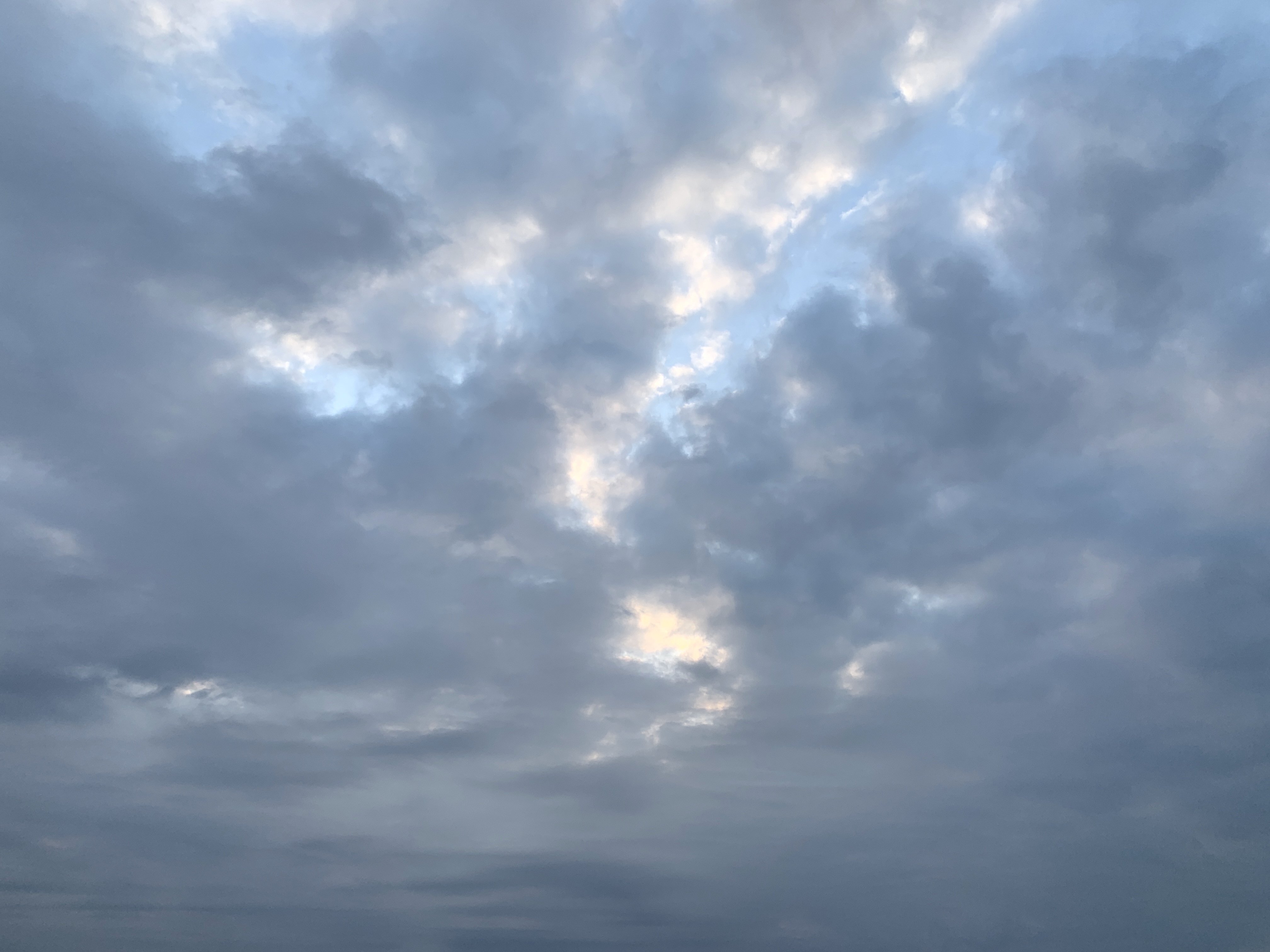 雲の切れ間からお日様と青空「傲慢」