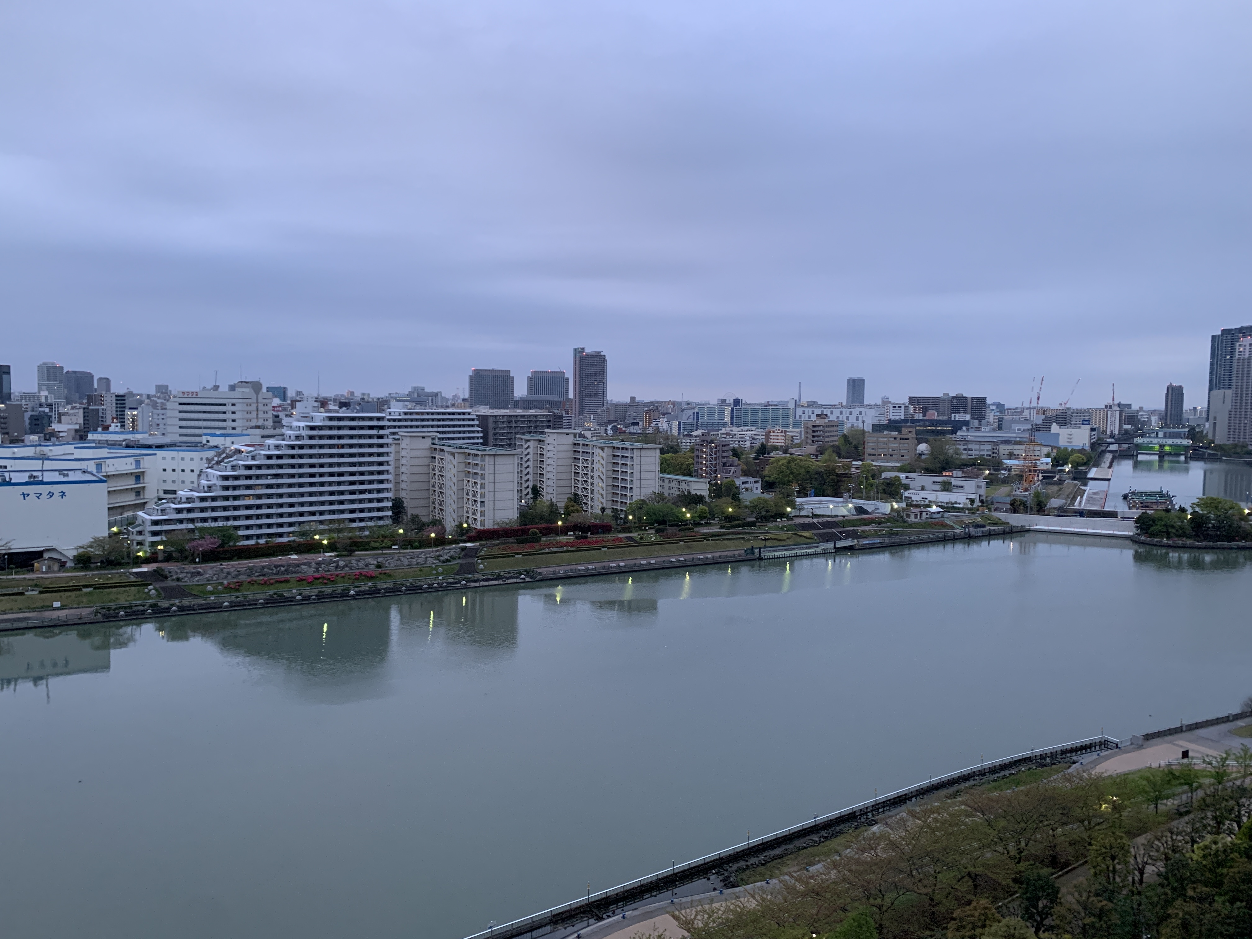 悲しみを包み込んでいるブルーグレーの空「センス」