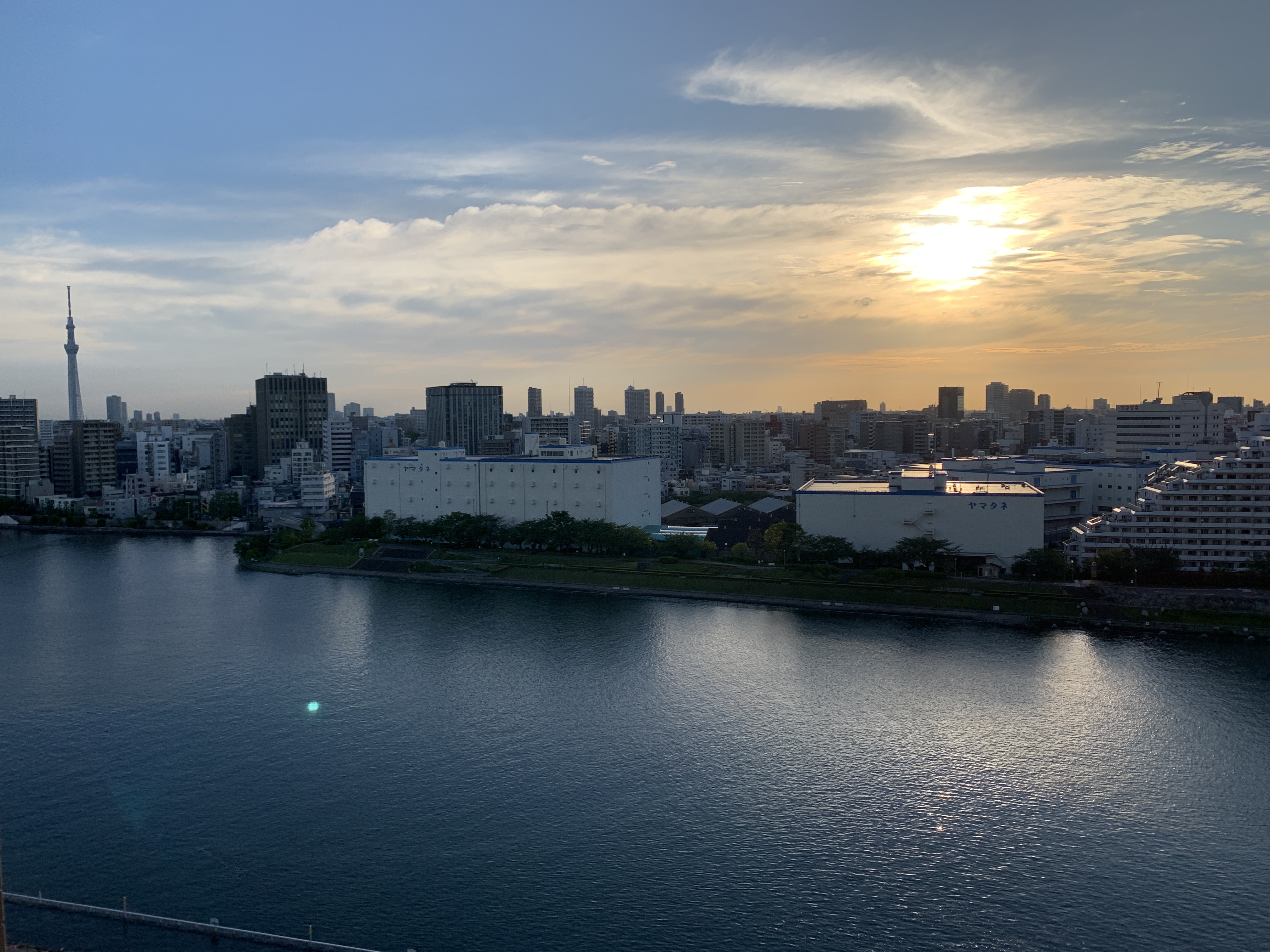 大きな太陽と青空「明るく輝く」