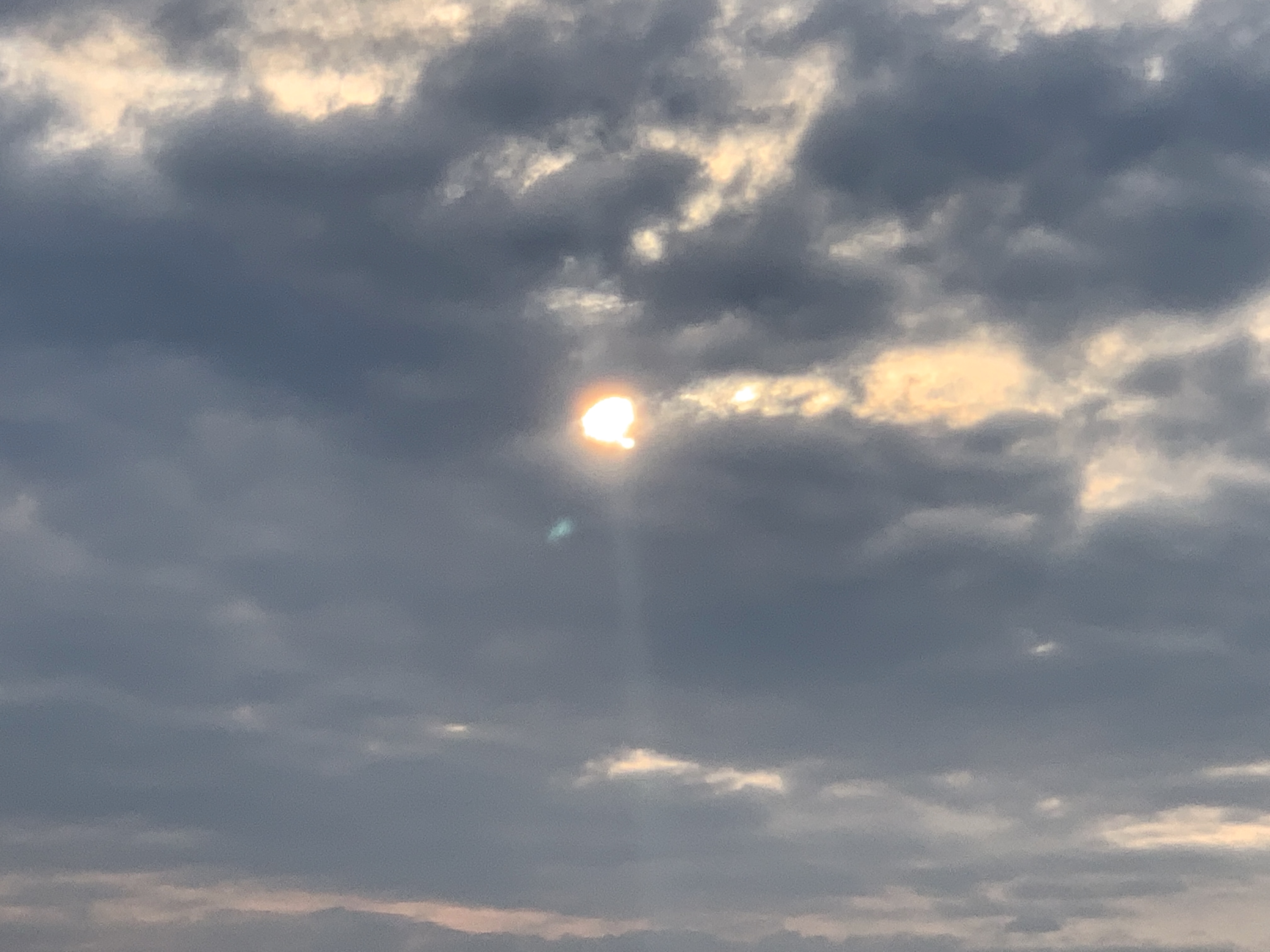 雲の間から明るい太陽「言ってみよう」