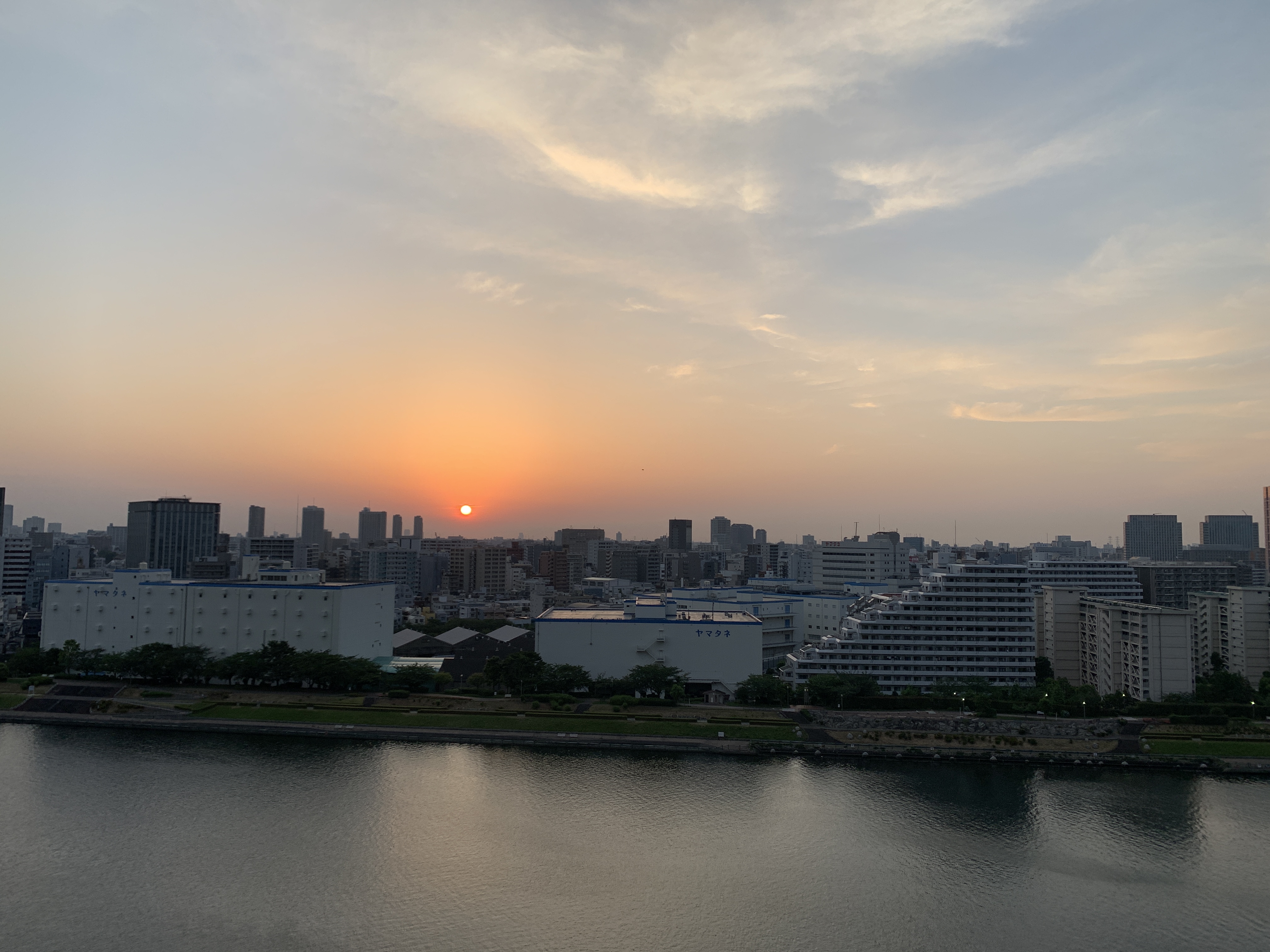 太陽と雲が遊んでいる朝「素直に伝える」