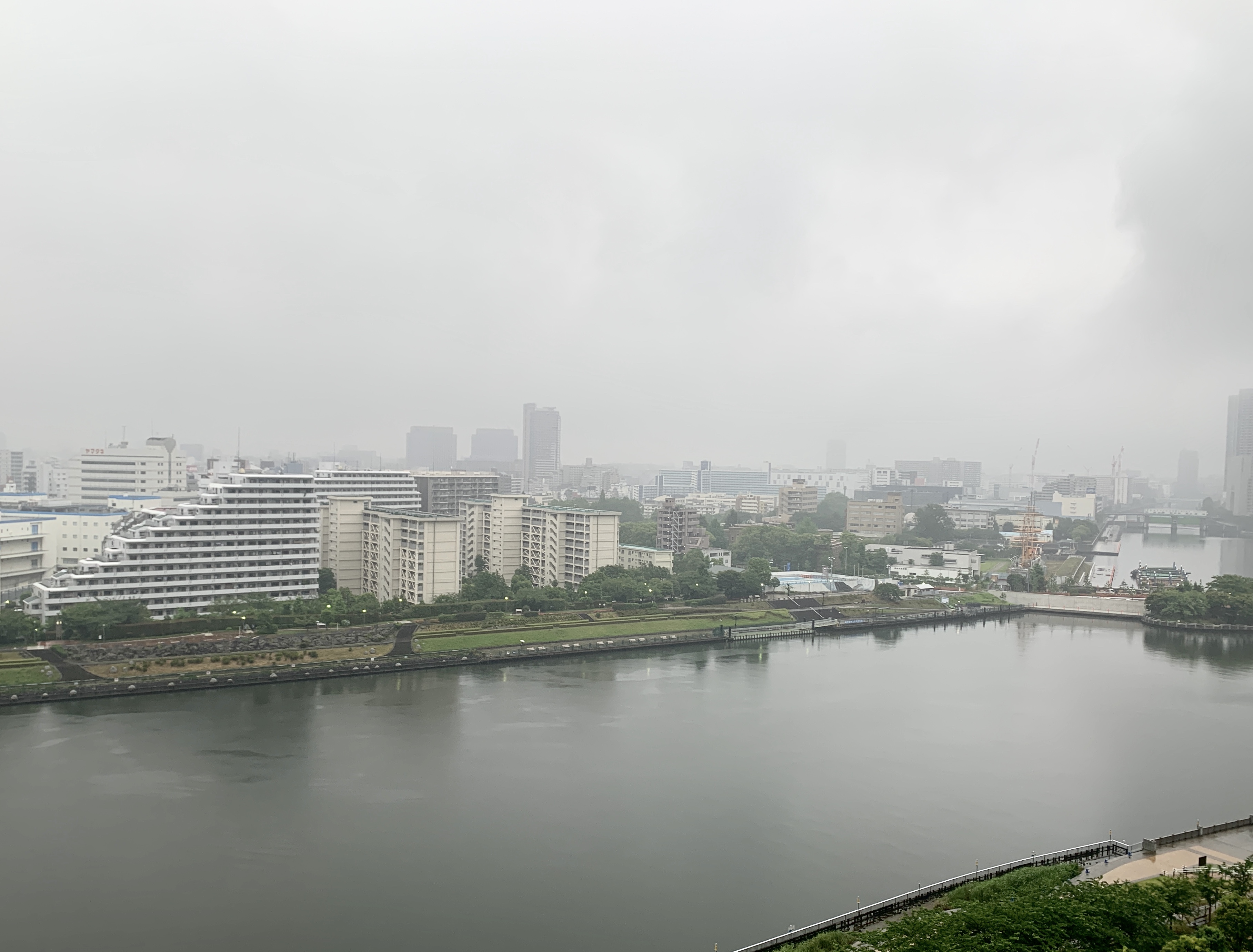 休みの日の梅雨空「やってみよう」