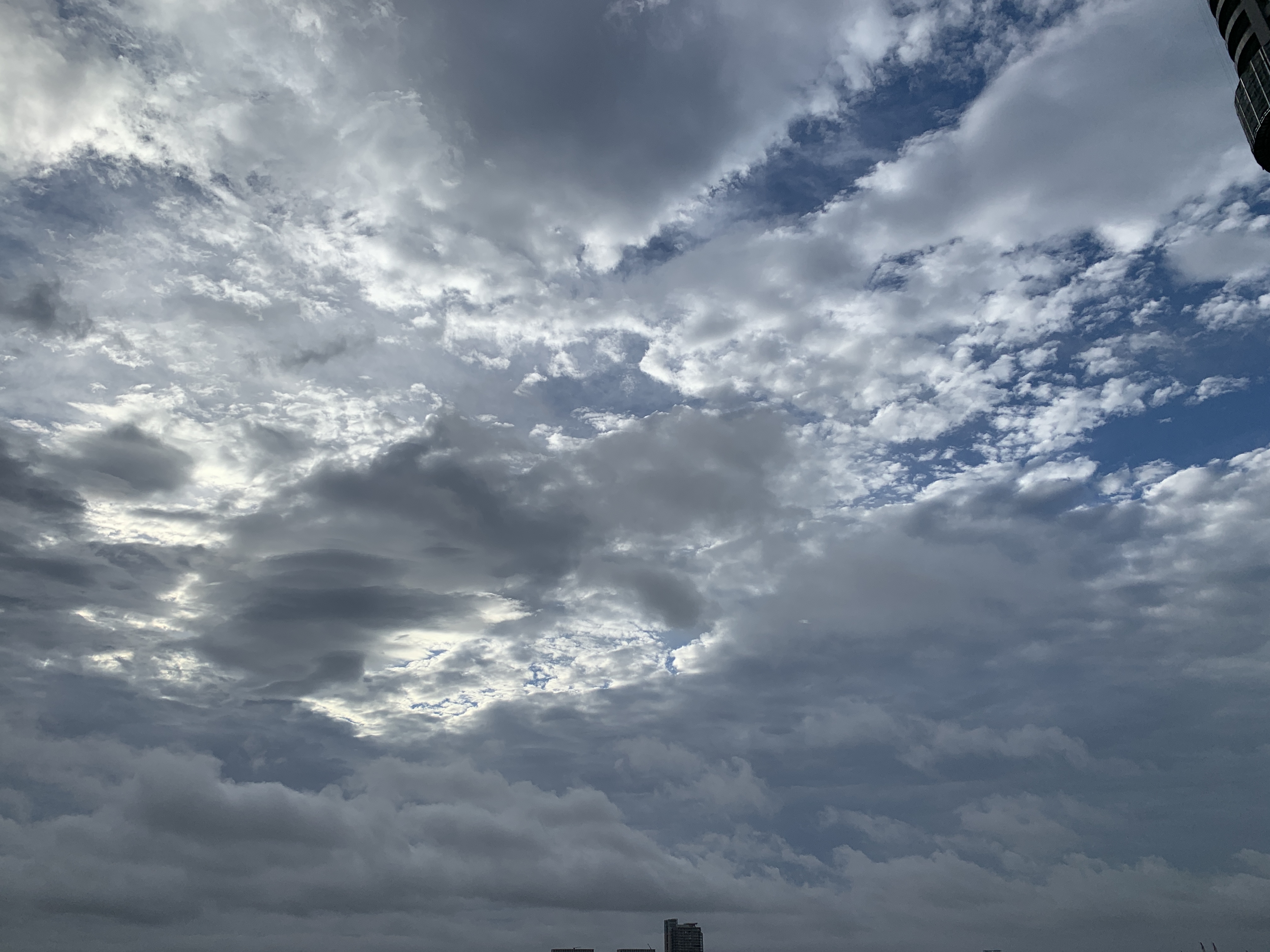 雲がキラキラ街の息吹がいっぱいの朝「そのうち・いつか」