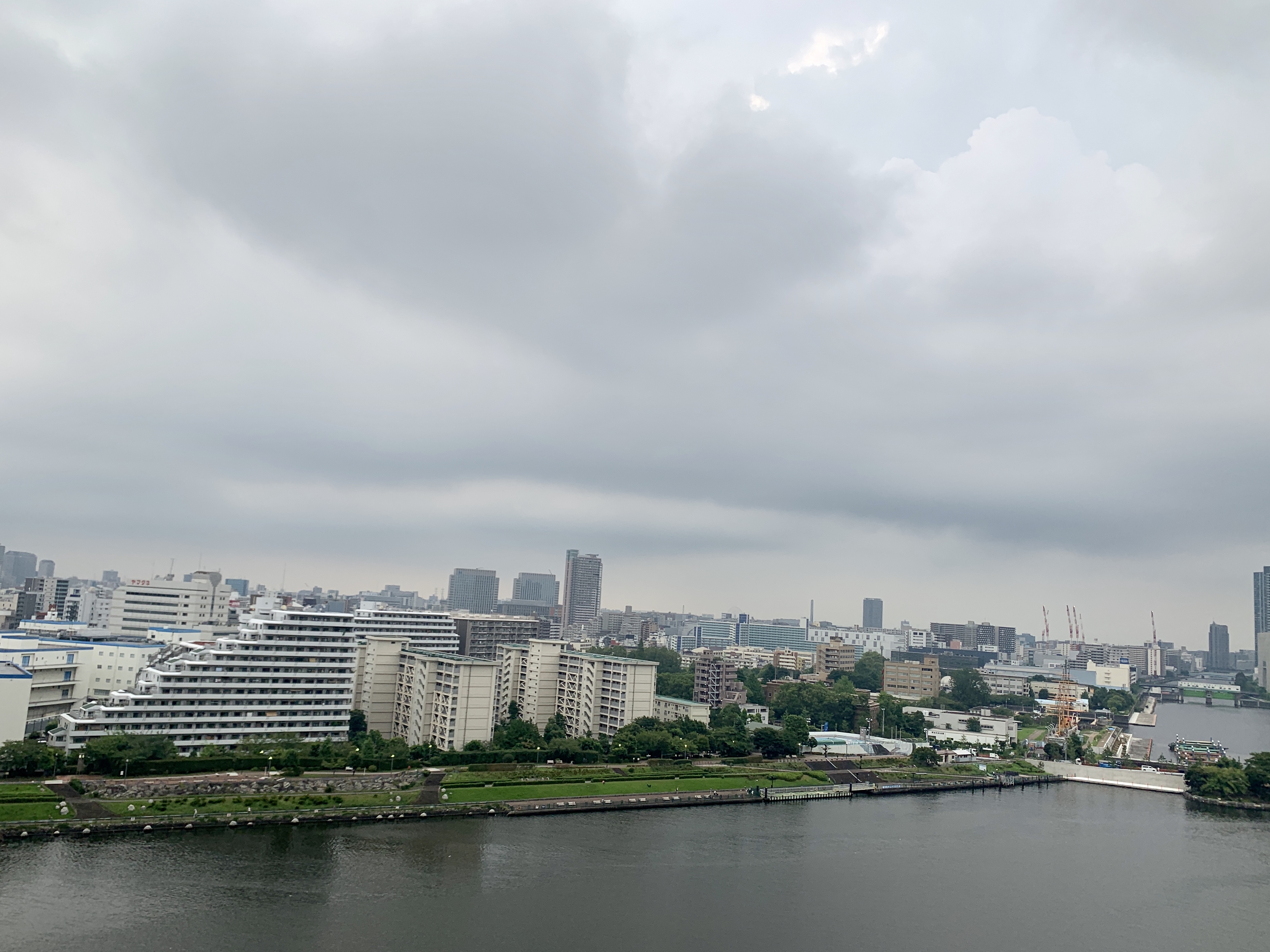 明るい雲がいっぱいの朝「不安をなくす方法」