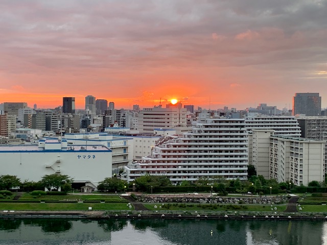 燃えるような真っ赤な朝陽「表情豊かに」