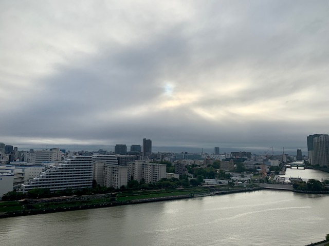 雨上がりの朝「笑う余裕」