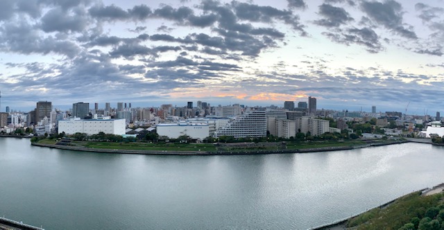 雲の間から光る太陽「すみませんよりありがとう」