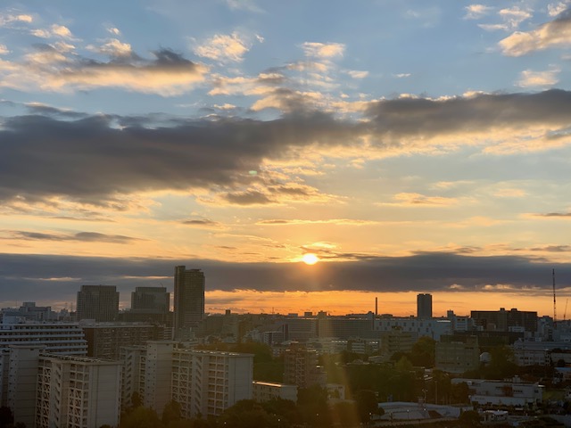 ひと筋の雲の上からパワフル太陽「態度を変えない」