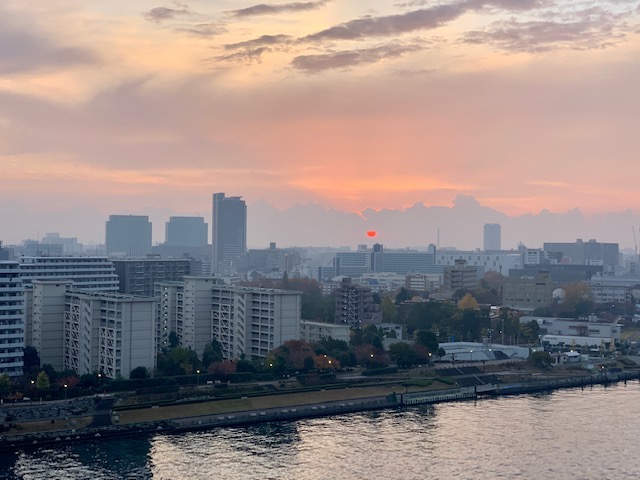 雲の間に真っ赤な太陽「家族・仲間の絆」