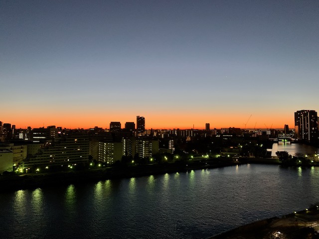 東の空から目覚める街「新旧交代」