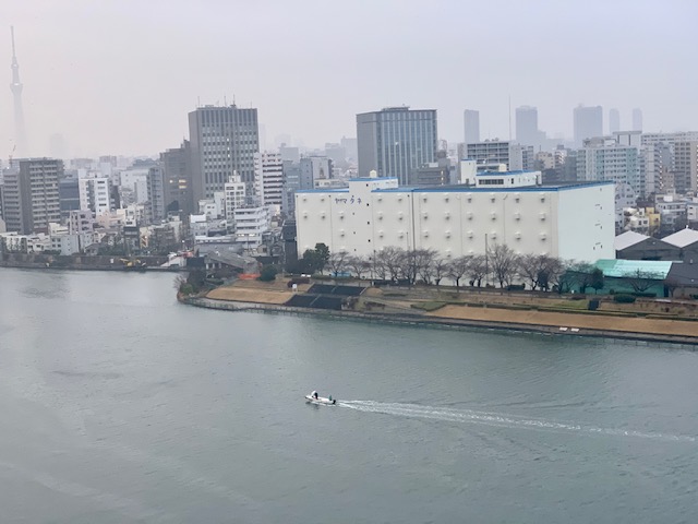 久しぶりの雨の朝「表情は明るく」