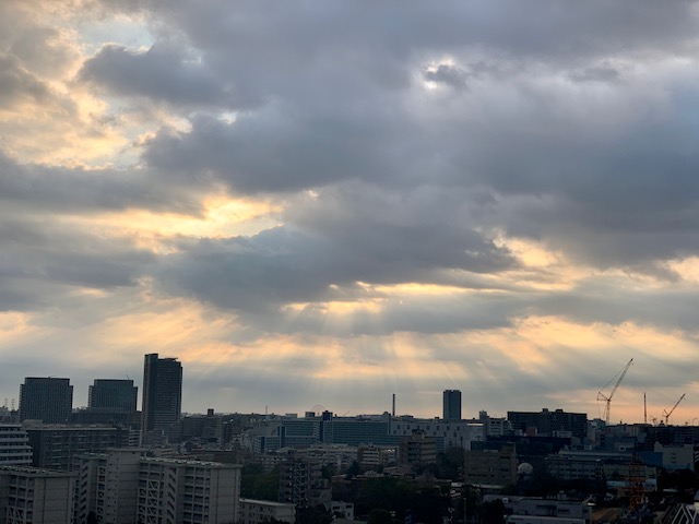 雲の間から優しい光「忘れるためにメモをする」