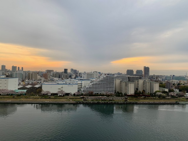 空に大きなお日さまの目「遊び心・楽しむ心」