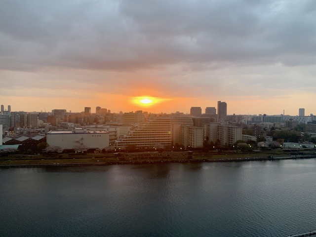 厚い雲を押し上げる朝陽「しない努力」