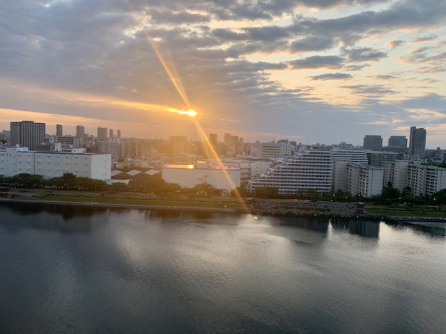 雲の間から明るい朝陽「時間を大切に」