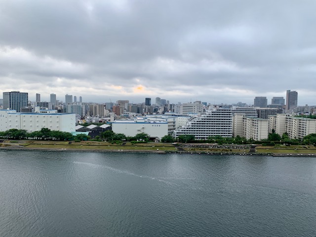 厚い雲の間からお日さま「過去は変わることもある」