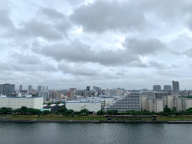 強風で雲が流される朝「笑顔を忘れずに」