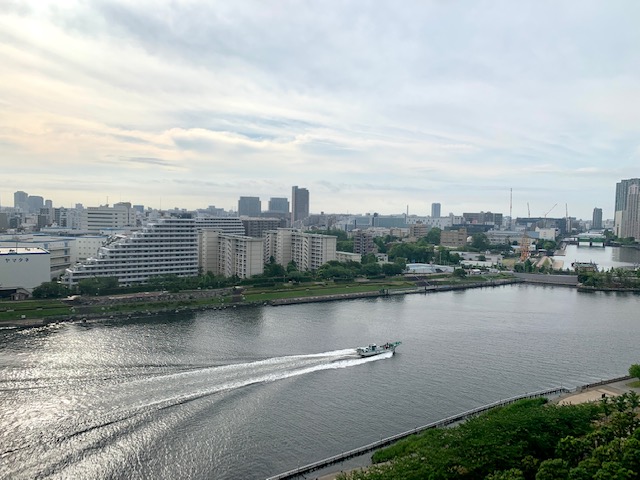 朝陽を浴びて通り過ぎる船「優しさは当たり前ではない」