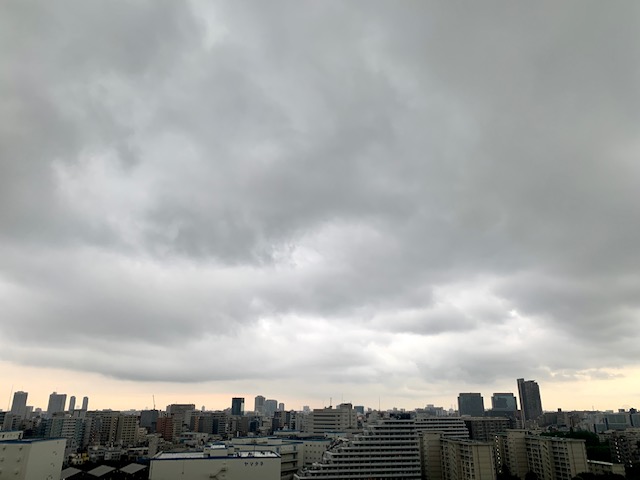 不思議な梅雨空「悩んでも同じ」