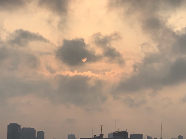 雲に見え隠れする朝陽「不確実性」