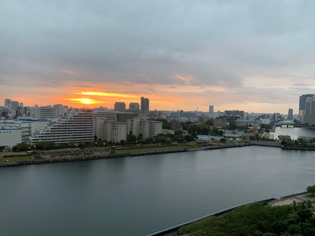 雲に隠れる前の元気な朝陽「絶対」