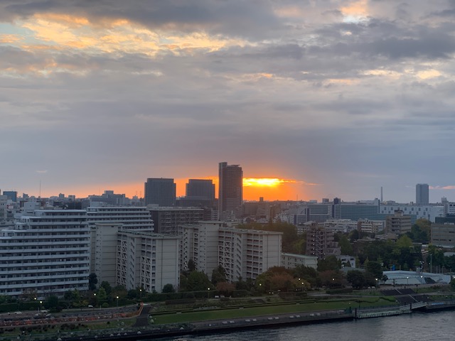 雲の間の貴重な朝陽「自分の今ある幸せを大切」