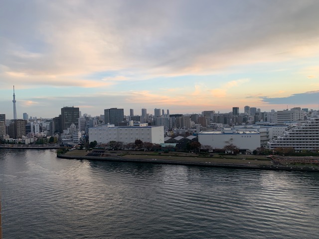 ゆったり流れる川・優しい青空色・力強い朝陽「誰かを幸せにする」