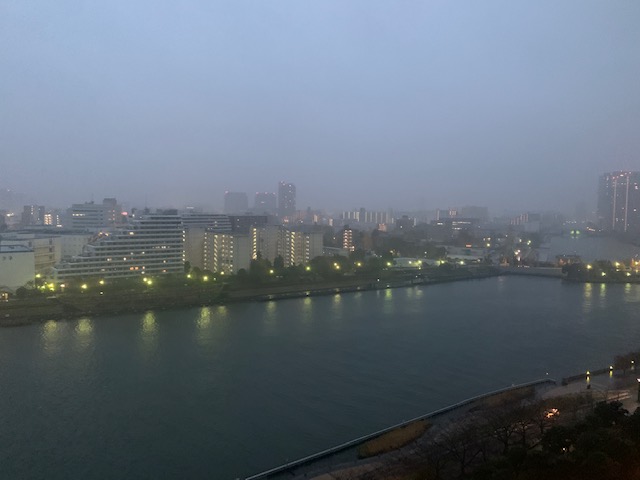 雨の朝 いよいよ師走「現実になる」