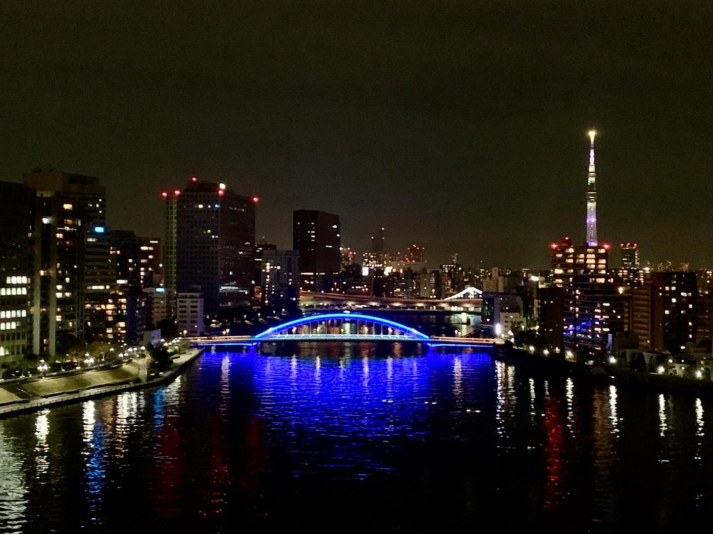 今夜はブルーの永代橋とイエローのスカイツリー