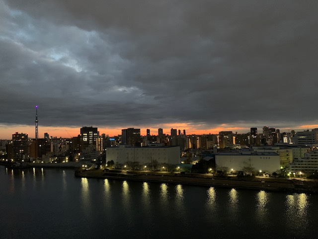 雲を押し上げる様な夜明け「とことん調べ比較する」