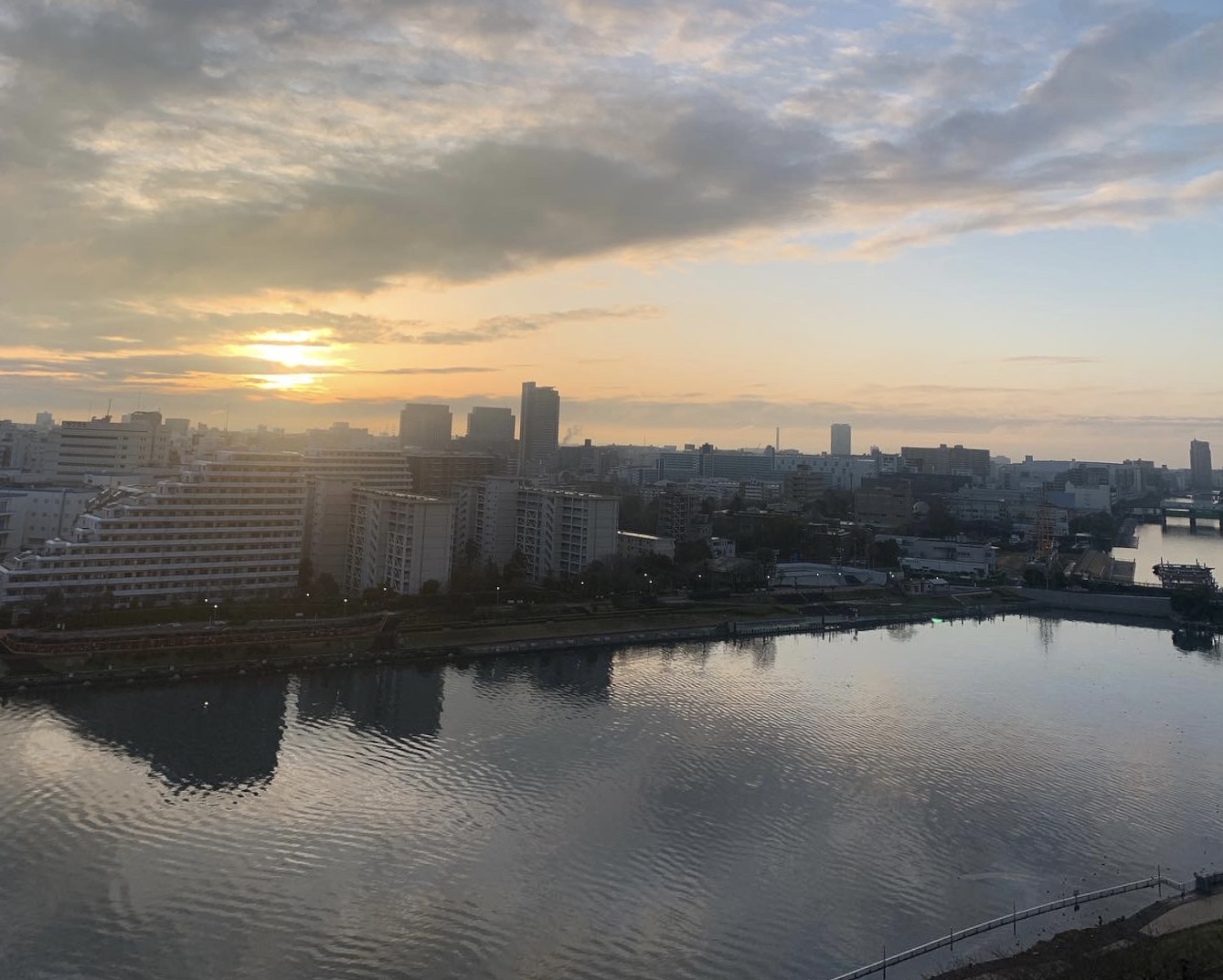 広々とした気持ちいい夜明け「ゆっくりじっくり」