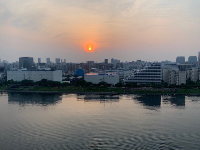 幻想的な朝陽「流れに任せる」