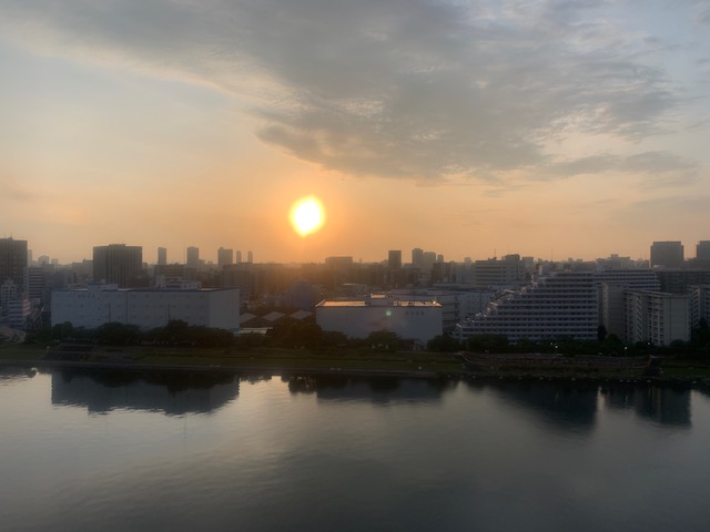 大きな朝陽 爽やかな風「人との絆」