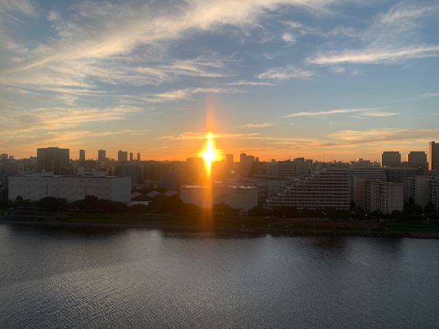 綺麗な朝陽と澄んだ青空「空をながめ深呼吸」