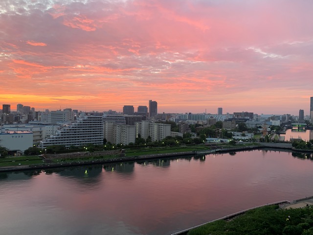 空も川もピンクの夜明け「人から学ぼう」