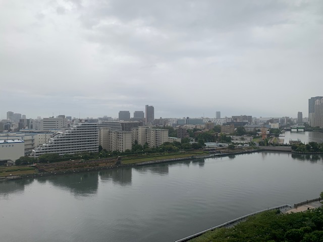 明るい雨空「休むことを頑張ってみる」