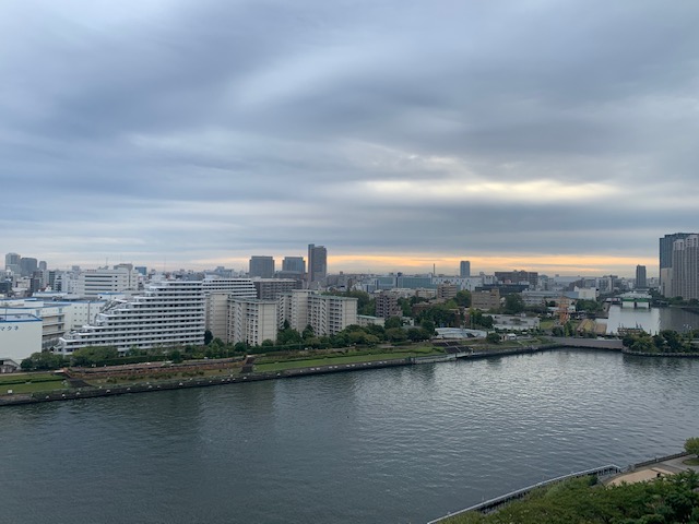 青色の雲が広がる静かな朝「自分の心に忠実に」