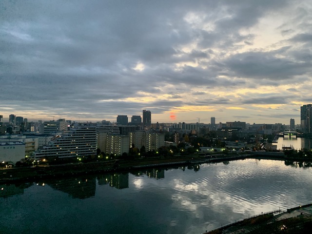 雲の中から真っ赤な朝陽「とにかく行動する」