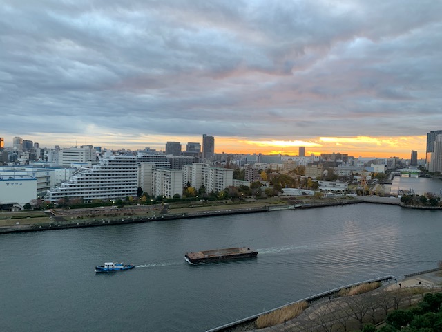 雲の間から覗く青空「楽しむ」