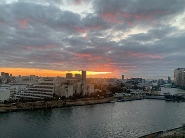 朝陽に染まる黒い雲「まずはやってみる」