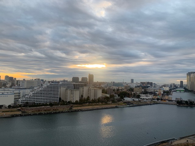 雲の間から明るい朝陽「やればできる」